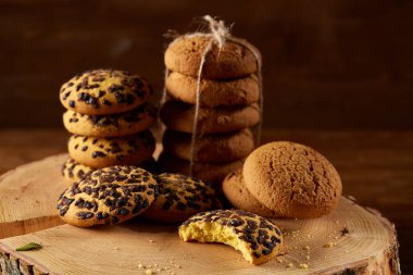 Noel çerezleri, tarçın ve kurutulmuş portakal bir günlük, yakın çekim, seçici odak ürün yelpazesine natürmort.