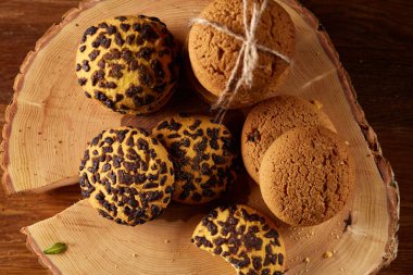 Noel çerezleri, tarçın ve kurutulmuş portakal bir günlük, yakın çekim, seçici odak ürün yelpazesine natürmort.