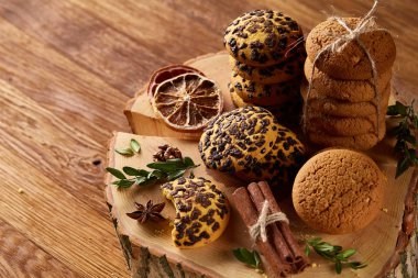 Noel çerezleri, tarçın ve kurutulmuş portakal bir günlük, yakın çekim, seçici odak ürün yelpazesine natürmort.