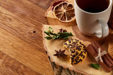 Bir fincan sıcak çay, kurabiye ve dekorasyon ahşap arka plan, seçici odak üzerinde bir oturum ile Noel kavramı