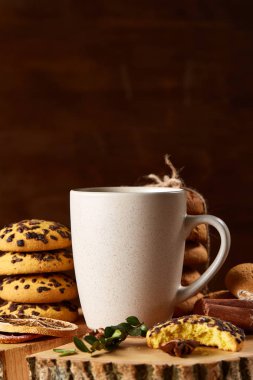 Bir fincan sıcak çay, kurabiye ve dekorasyon ahşap arka plan, seçici odak üzerinde bir oturum ile Noel kavramı