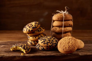 Noel çerezleri, tarçın ve kurutulmuş portakal bir günlük, yakın çekim, seçici odak ürün yelpazesine natürmort.