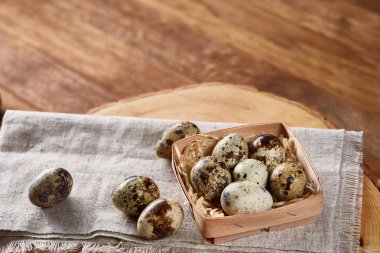 Yumurtalar bıldırcın kutusunun kompozisyon yumurta bir günlük saf bir peçeteye üzerinde ahşap arka plan üzerinde Üstten Görünüm