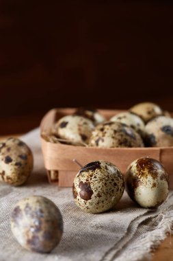 Yumurtalar bıldırcın kutusunun kompozisyon yumurta bir günlük saf bir peçeteye üzerinde ahşap arka plan üzerinde Üstten Görünüm