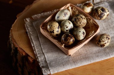 Yumurtalar bıldırcın kutusunun kompozisyon yumurta bir günlük saf bir peçeteye üzerinde ahşap arka plan üzerinde Üstten Görünüm