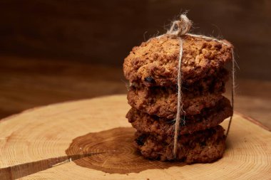 Çikolata Bisküvi bir yuvarlak ahşap oturum rustik ahşap arka plan, yakın çekim, seçici odak grup.