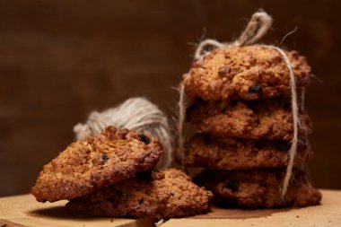 Çikolata Bisküvi bir yuvarlak ahşap oturum rustik ahşap arka plan, yakın çekim, seçici odak grup.