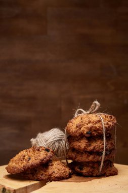 Çikolata Bisküvi bir yuvarlak ahşap oturum rustik ahşap arka plan, yakın çekim, seçici odak grup.