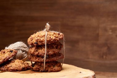 Çikolata Bisküvi bir yuvarlak ahşap oturum rustik ahşap arka plan, yakın çekim, seçici odak grup.