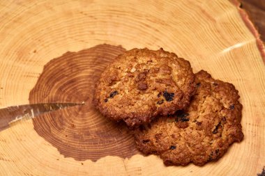 Çikolata Bisküvi bir yuvarlak ahşap oturum rustik ahşap arka plan, yakın çekim, seçici odak grup.