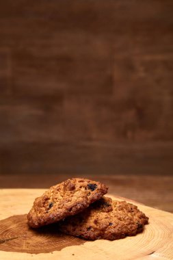 Çikolata Bisküvi bir yuvarlak ahşap oturum rustik ahşap arka plan, yakın çekim, seçici odak grup.