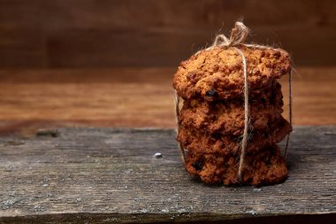 Çikolata Bisküvi bir yuvarlak ahşap oturum rustik ahşap arka plan, yakın çekim, seçici odak grup.