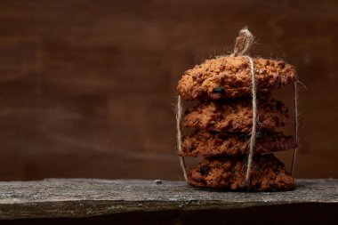 Çikolata Bisküvi bir yuvarlak ahşap oturum rustik ahşap arka plan, yakın çekim, seçici odak grup.