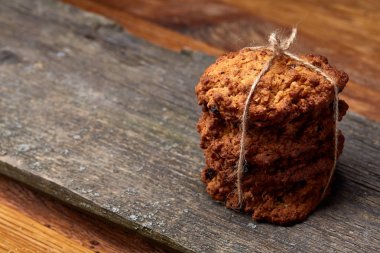 Çikolata Bisküvi bir yuvarlak ahşap oturum rustik ahşap arka plan, yakın çekim, seçici odak grup.