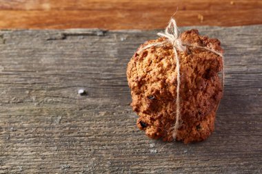 Çikolata Bisküvi bir yuvarlak ahşap oturum rustik ahşap arka plan, yakın çekim, seçici odak grup.