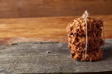 Çikolata Bisküvi bir yuvarlak ahşap oturum rustik ahşap arka plan, yakın çekim, seçici odak grup.