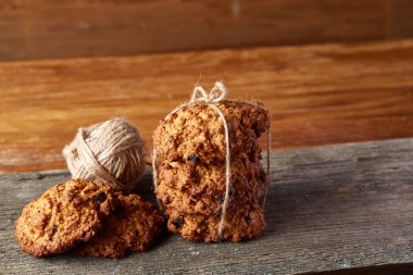 Çikolata Bisküvi bir yuvarlak ahşap oturum rustik ahşap arka plan, yakın çekim, seçici odak grup.