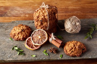 Çikolatalı Bisküvi, tarçın ve ahşap arka plan üzerinde kurutulmuş portakal ile Noel kompozisyon yakın çekim.