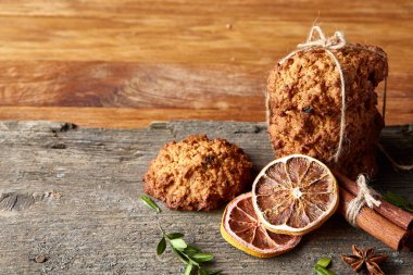 Çikolatalı Bisküvi, tarçın ve ahşap arka plan üzerinde kurutulmuş portakal ile Noel kompozisyon yakın çekim.