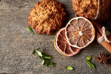Çikolatalı Bisküvi, tarçın ve ahşap arka plan üzerinde kurutulmuş portakal ile Noel kompozisyon yakın çekim.