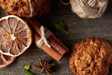 Çikolatalı Bisküvi, tarçın ve ahşap arka plan üzerinde kurutulmuş portakal ile Noel kompozisyon yakın çekim.