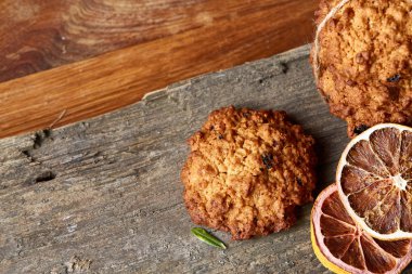 Çikolatalı Bisküvi, tarçın ve ahşap arka plan üzerinde kurutulmuş portakal ile Noel kompozisyon yakın çekim.