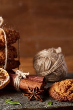 Çikolatalı Bisküvi, tarçın ve ahşap arka plan üzerinde kurutulmuş portakal ile Noel kompozisyon yakın çekim.