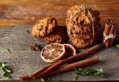 Yulaf ezmesi, çikolata bisküvi ve Baharatlar, ahşap arka plan, yakın çekim, seçici odak Noel kompozisyonu.