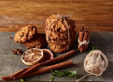 Yulaf ezmesi, çikolata bisküvi ve Baharatlar, ahşap arka plan, yakın çekim, seçici odak Noel kompozisyonu.