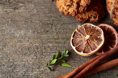 Yulaf ezmesi, çikolata bisküvi ve Baharatlar, ahşap arka plan, yakın çekim, seçici odak Noel kompozisyonu.