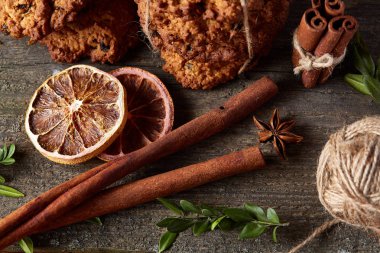 Yulaf ezmesi, çikolata bisküvi ve Baharatlar, ahşap arka plan, yakın çekim, seçici odak Noel kompozisyonu.