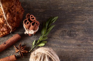 Yulaf ezmesi, çikolata bisküvi ve Baharatlar, ahşap arka plan, yakın çekim, seçici odak Noel kompozisyonu.