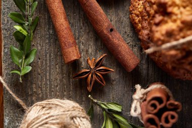 Yulaf ezmesi, çikolata bisküvi ve Baharatlar, ahşap arka plan, yakın çekim, seçici odak Noel kompozisyonu.