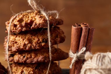 Yulaf ezmesi, çikolata bisküvi ve Baharatlar, ahşap arka plan, yakın çekim, seçici odak Noel kompozisyonu.