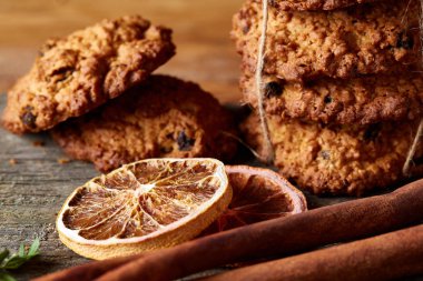 Yulaf ezmesi, çikolata bisküvi ve Baharatlar, ahşap arka plan, yakın çekim, seçici odak Noel kompozisyonu.