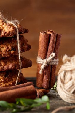 Yulaf ezmesi, çikolata bisküvi ve Baharatlar, ahşap arka plan, yakın çekim, seçici odak Noel kompozisyonu.