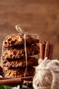 Yulaf ezmesi, çikolata bisküvi ve Baharatlar, ahşap arka plan, yakın çekim, seçici odak Noel kompozisyonu.