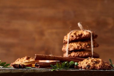 Yulaf ezmesi, çikolata bisküvi ve Baharatlar, ahşap arka plan, yakın çekim, seçici odak Noel kompozisyonu.