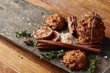 Yulaf ezmesi, çikolata bisküvi ve Baharatlar, ahşap arka plan, yakın çekim, seçici odak Noel kompozisyonu.