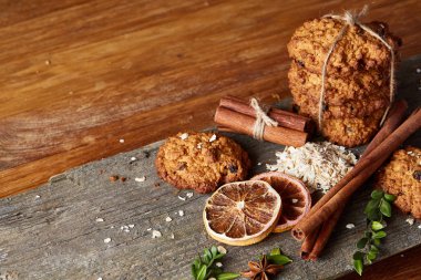 Yulaf ezmesi, çikolata bisküvi ve Baharatlar, ahşap arka plan, yakın çekim, seçici odak Noel kompozisyonu.