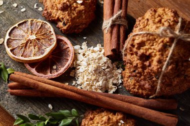 Yulaf ezmesi, çikolata bisküvi ve Baharatlar, ahşap arka plan, yakın çekim, seçici odak Noel kompozisyonu.