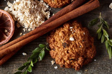 Yulaf ezmesi, çikolata bisküvi ve Baharatlar, ahşap arka plan, yakın çekim, seçici odak Noel kompozisyonu.