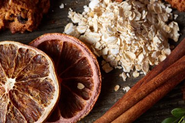 Yulaf ezmesi, çikolata bisküvi ve Baharatlar, ahşap arka plan, yakın çekim, seçici odak Noel kompozisyonu.