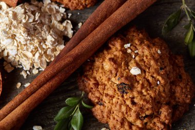 Çikolatalı Bisküvi, tarçın ve ahşap arka plan üzerinde kurutulmuş portakal ile Noel kompozisyon yakın çekim.