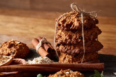 Çikolatalı Bisküvi, tarçın ve ahşap arka plan üzerinde kurutulmuş portakal ile Noel kompozisyon yakın çekim.