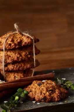 Çikolatalı Bisküvi, tarçın ve ahşap arka plan üzerinde kurutulmuş portakal ile Noel kompozisyon yakın çekim.