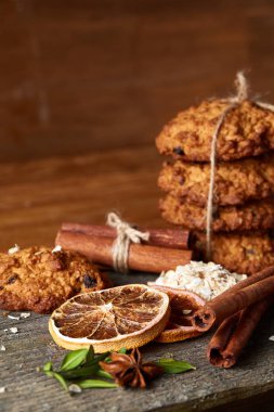 Çikolatalı Bisküvi, tarçın ve ahşap arka plan üzerinde kurutulmuş portakal ile Noel kompozisyon yakın çekim.