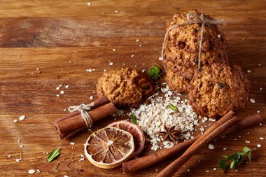 Çikolatalı Bisküvi, tarçın ve ahşap arka plan üzerinde kurutulmuş portakal ile Noel kompozisyon yakın çekim.