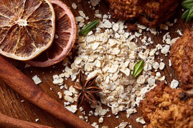 Çikolatalı Bisküvi, tarçın ve ahşap arka plan üzerinde kurutulmuş portakal ile Noel kompozisyon yakın çekim.