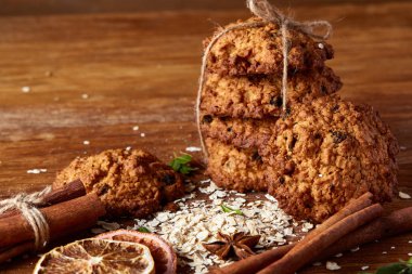 Çikolatalı Bisküvi, tarçın ve ahşap arka plan üzerinde kurutulmuş portakal ile Noel kompozisyon yakın çekim.